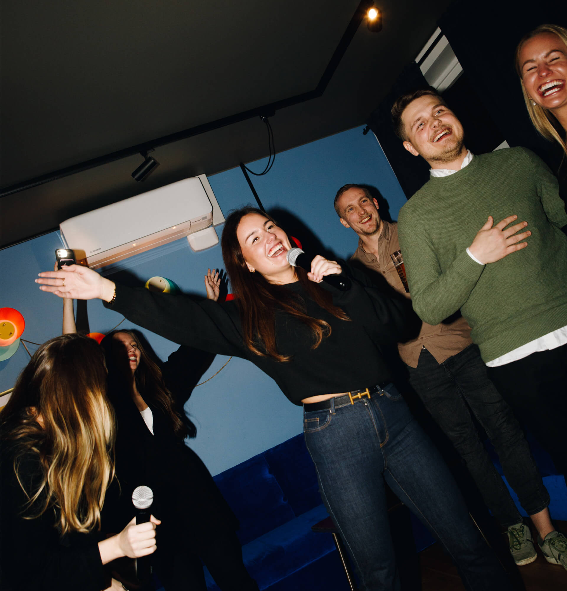 Glade mennesker der synger Karaoke i København på Camping Bar i Kødbyen.