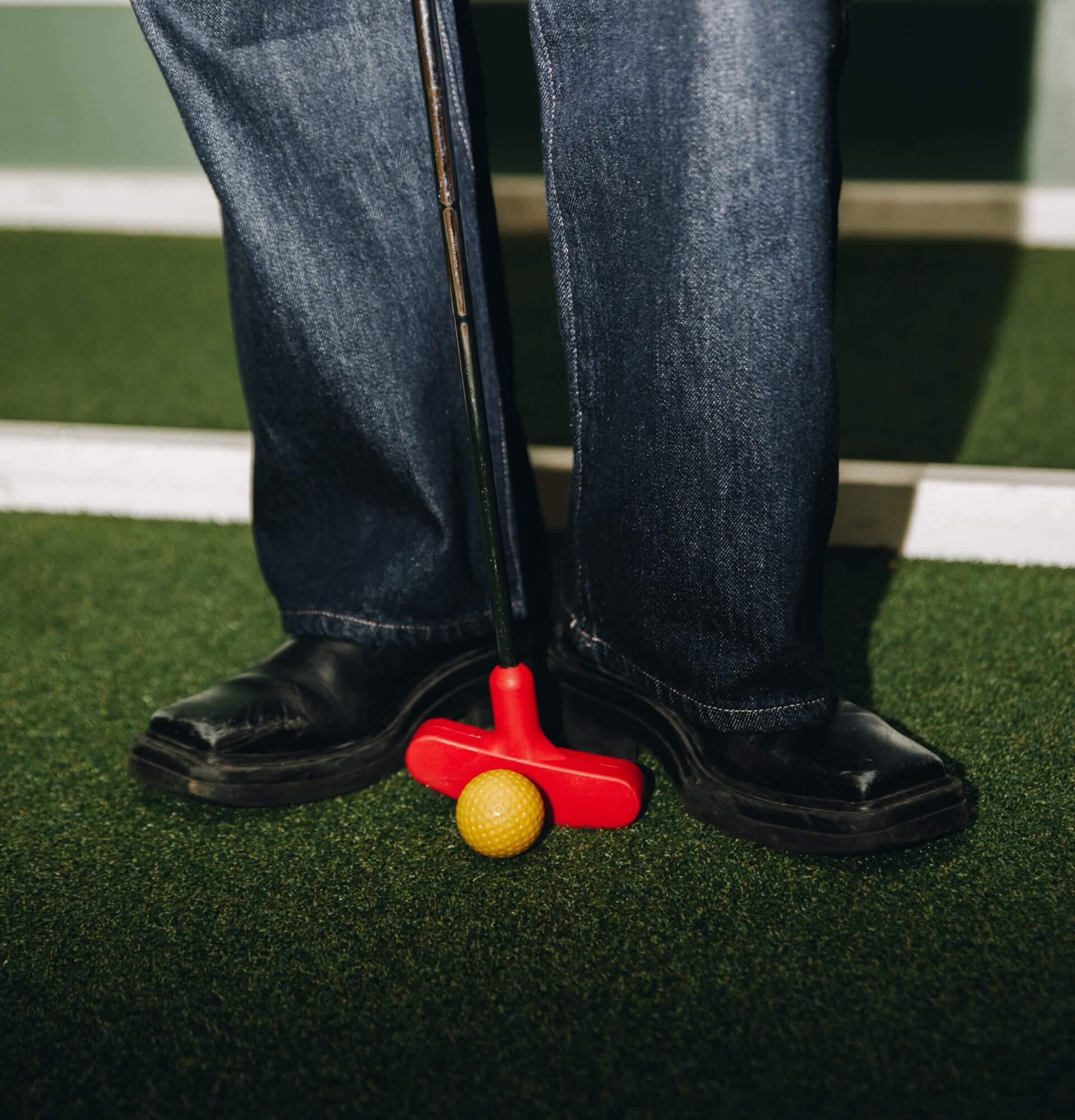 Person der spiller minigolf på Camping Bar i Kødbyen.
