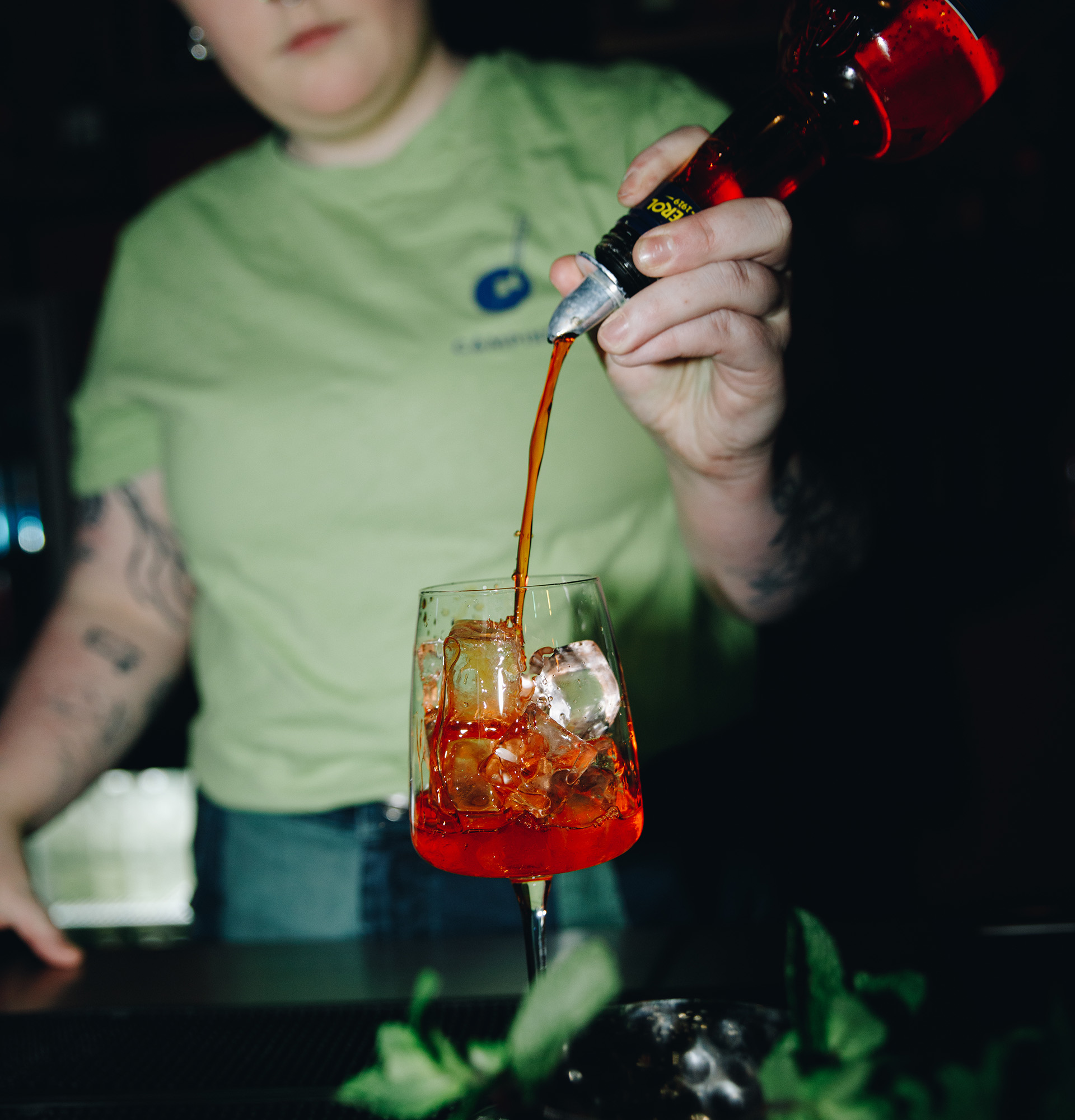 Bartender der mikser en drink på Camping Bar ved Aaen i Århus